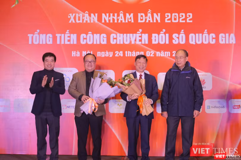 PGS TS Trần Quý Tường (thứ 2 bên phải) được Ban tổ chức chương trình Gặp gỡ Xuân Nhâm Dân 2022 tặng hoa với tư cách đại diện cho tổ chức thứ 17 tham gia Liên minh các hội và hiệp hội CNTT cùng tân Chủ tịch Hiệp hội Thương mại Điện tử Việt Nam Nguyễn Ngọc Dũng.