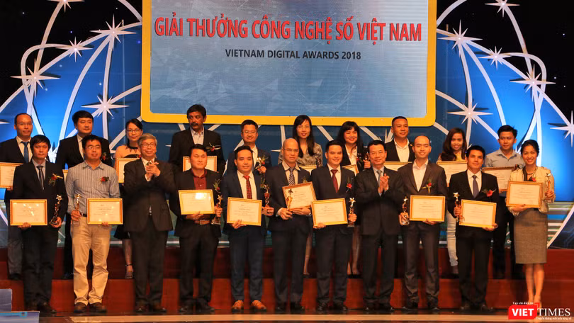 Bộ trưởng Bộ TT&TT Nguyễn Mạnh Hùng và Chủ tịch Liên hiệp các hội Khoa học và Kỹ thuật Việt Nam - GS.VS.TSKH Đặng Vũ Minh trao giải cho các ứng dụng công nghệ số xuất sắc