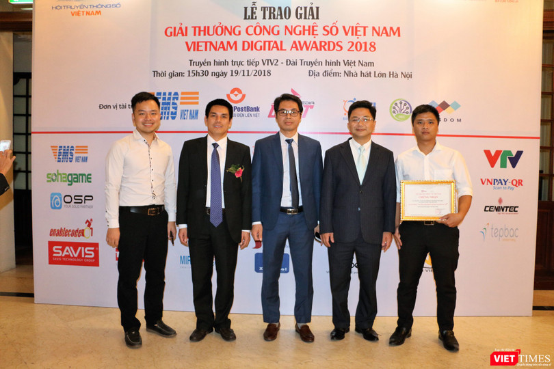 Đại diện SAVIS chụp lưu niệm tại lễ trao giải Vietnam Digital Awards 2018 Đại diện SAVIS chụp lưu niệm tại lễ trao giải Vietnam Digital Awards 2018