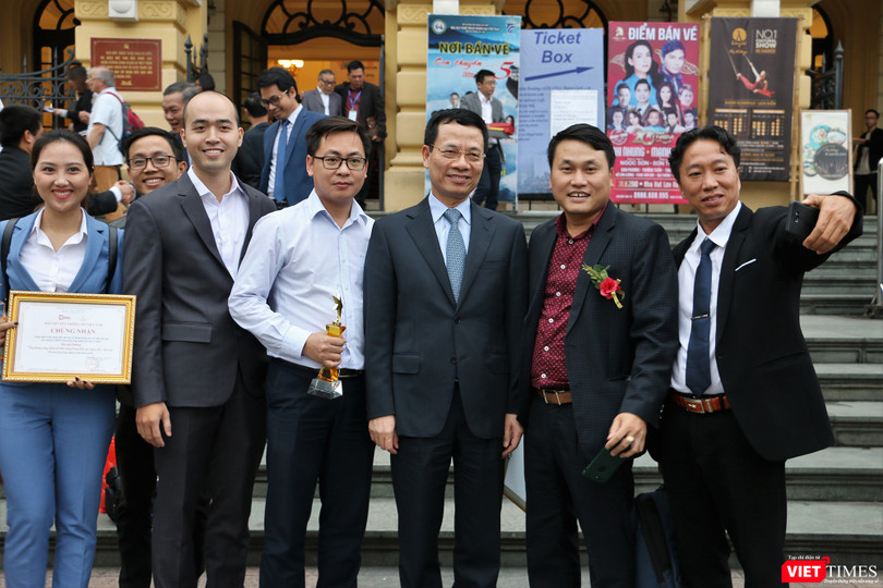 ông Nguyễn Mạnh Hùng - Ủy viên Ban chấp hành TW Đảng, Bộ trưởng Bộ Thông tin và Truyền thông chụp ảnh lưu niệm với đơn vị được giải thưởng Vietnam Digital Awards 2018 ông Nguyễn Mạnh Hùng - Ủy viên Ban chấp hành TW Đảng, Bộ trưởng Bộ Thông tin và Truyền thông chụp ảnh lưu niệm với đơn vị được giải thưởng Vietnam Digital Awards 2018