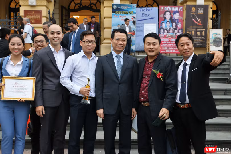 ông Nguyễn Mạnh Hùng - Ủy viên Ban chấp hành TW Đảng, Bộ trưởng Bộ Thông tin và Truyền thông chụp ảnh lưu niệm với đơn vị được giải thưởng Vietnam Digital Awards 2018