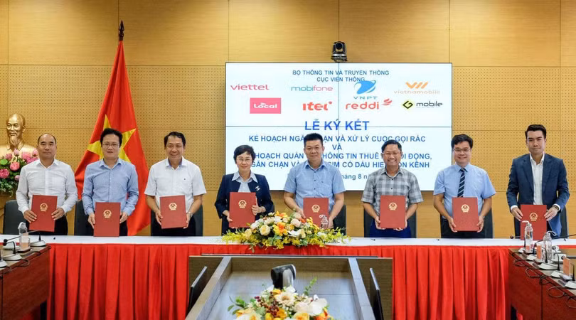 Đại diện 7 nhà mạng ký cam kết xử lý cuộc gọi rác (ảnh: Cục Viễn thông)