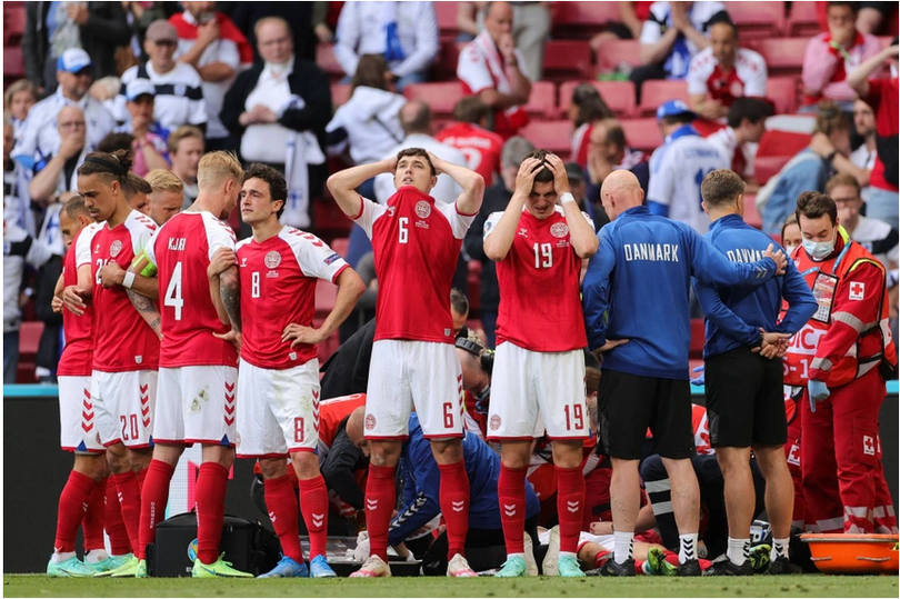 Sau khi Christian Eriksen bị đột quỵ và được cấp cứu trên sân, để bảo vệ quyền riêng tư cho anh, các cầu thủ Đan Mạch đã lập hàng rào che chắn. Ảnh: AFP. Sau khi Christian Eriksen bị đột quỵ và được cấp cứu trên sân, để bảo vệ quyền riêng tư cho anh, các cầu thủ Đan Mạch đã lập hàng rào che chắn. Ảnh: AFP.