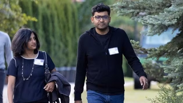 Parag Agrawal -Giám đốc điều hành của Twitter và vợ là Vineeta Agarwal, đi bộ đến một phiên họp buổi sáng trong Hội nghị Allen &amp; Company Sun Valley vào ngày 7 tháng 7 năm 2022 tại Sun Valley, Idaho (ảnh: Getty Images)