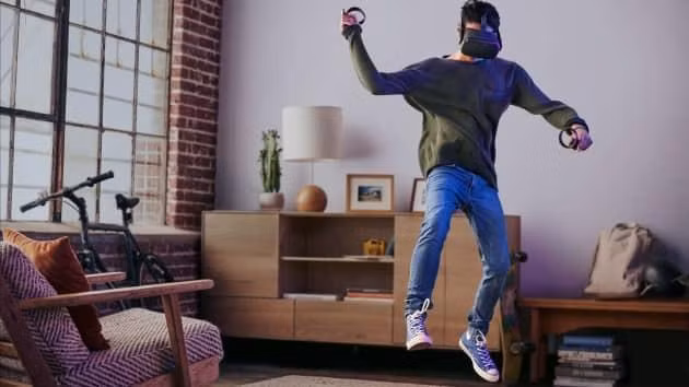 Người dùng đeo kính thực tế ảo Oculus (ảnh: Facebook) Người dùng đeo kính thực tế ảo Oculus (ảnh: Facebook)