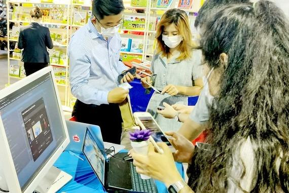 Ngày nay, sách giấy không còn là độc tôn của ngành xuất bản mà có thêm nhiều hình thức với các nền tảng khác nhau (ảnh: SGGP)