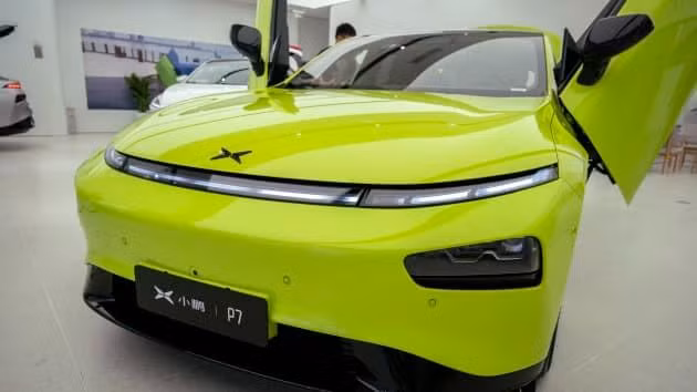 Một chiếc Xpeng P7 mới được trưng bày trong cửa hàng của Xpeng Motors tại một trung tâm mua sắm (Ảnh: Getty Images)