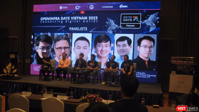 Các diễn giả trong phần giao lưu tại sự kiện OpenInfra Days Vietnam 2022