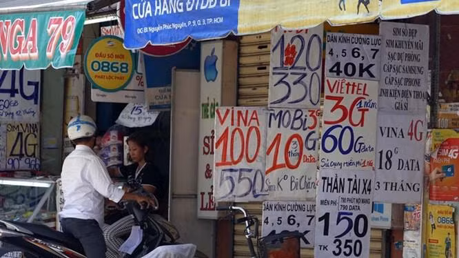 Có thể dễ dàng mua SIM tại các cửa hàng trên các tuyến phố (ảnh: báo Thanh Niên)