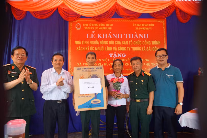 Đại diện Trung tâm Ký ức người kính, Ban liên lạc Hội cựu chiến binh quân tình nguyện Việt Nam tại Lào và chính quyền xã Phượng Vỹ trao nhà tình nghĩa cho ông Nguyễn Kim Thoa