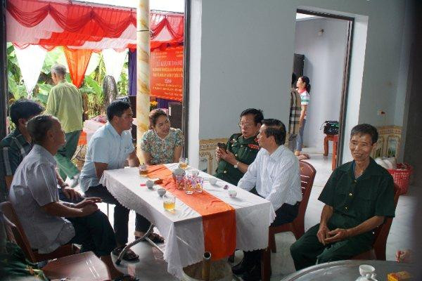 Ông Lê Doãn Hợp (áo trắng) chia vui với cựu chiến binh Nguyễn Kim Thoa