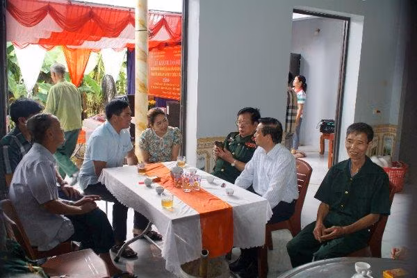 Ông Lê Doãn Hợp (áo trắng) chia vui với cựu chiến binh Nguyễn Kim Thoa Ông Lê Doãn Hợp (áo trắng) chia vui với cựu chiến binh Nguyễn Kim Thoa