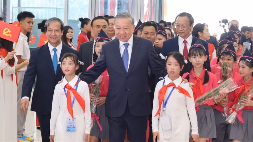 Tổng bí thư Tô Lâm cùng các đại biểu tới dự khai giảng năm học 2025 – 2026 và kỷ niệm 80 năm truyền thống ngành Giáo dục. Ảnh: VGP/Nhật Bắc