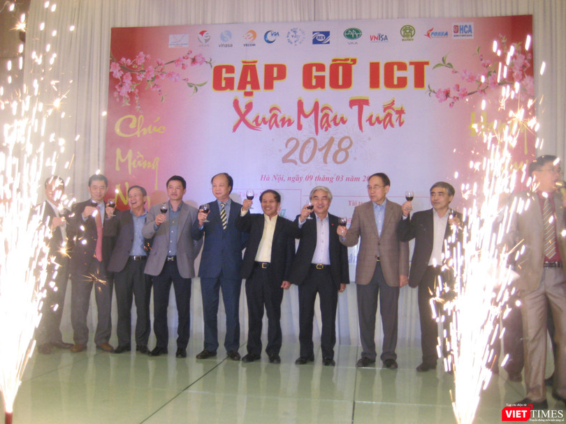 Lãnh đạo các hội, hiệp hội CNTT-TT cùng chúc rượu đầu năm tại chương trình Gặp gỡ ICT Mậu Tuất