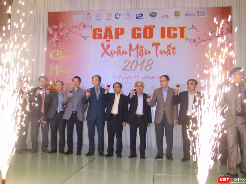 Lãnh đạo các hội, hiệp hội CNTT-TT cùng chúc rượu đầu năm tại chương trình Gặp gỡ ICT Mậu Tuất