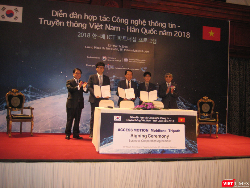Bộ trưởng You Young Min và Thứ trưởng Nguyễn Minh Hồng chứng kiến sự ký kết hợp tác của Access Montion (Hàn Quốc) với 2 đối tác Việt Nam là Mobifone và Tripath
