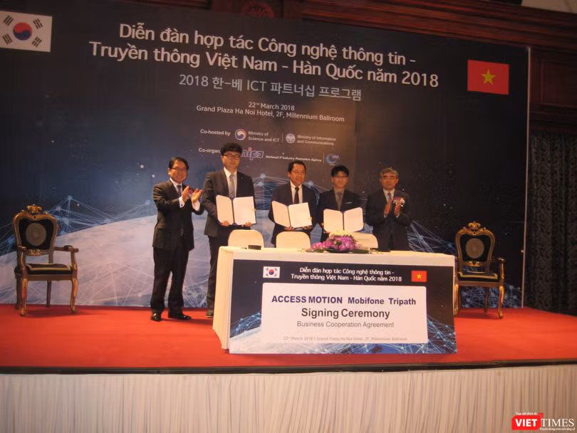 Bộ trưởng You Young Min và Thứ trưởng Nguyễn Minh Hồng chứng kiến sự ký kết hợp tác của Access Montion (Hàn Quốc) với 2 đối tác Việt Nam là Mobifone và Tripath