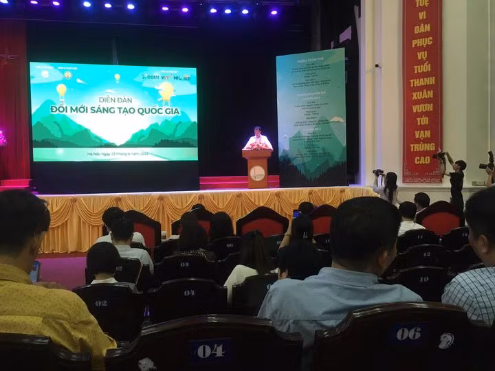 PGS TS Phạm Bảo Sơn - Phó Giám đốc Đại học Quốc gia Hà Nội phát biểu khai mạc Diễn đàn