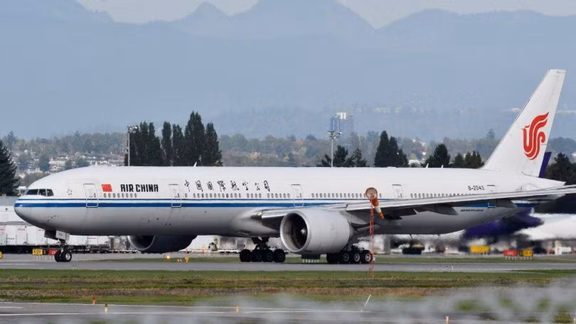 Chuyến bay của Air China chở bà Mạnh Vãn Chu trở về Trung Quốc (ảnh Reuters)