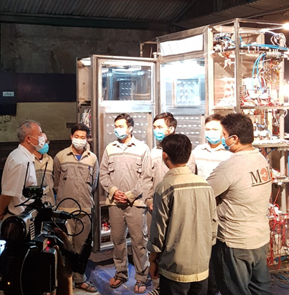 GS Nguyễn Quốc Sỹ và các đồng nghiệp bên công trình Buồng khử khuẩn bằng công nghệ Plasma lạnh (ảnh: Viện công nghệ VinIT) GS Nguyễn Quốc Sỹ và các đồng nghiệp bên công trình Buồng khử khuẩn bằng công nghệ Plasma lạnh (ảnh: Viện công nghệ VinIT)