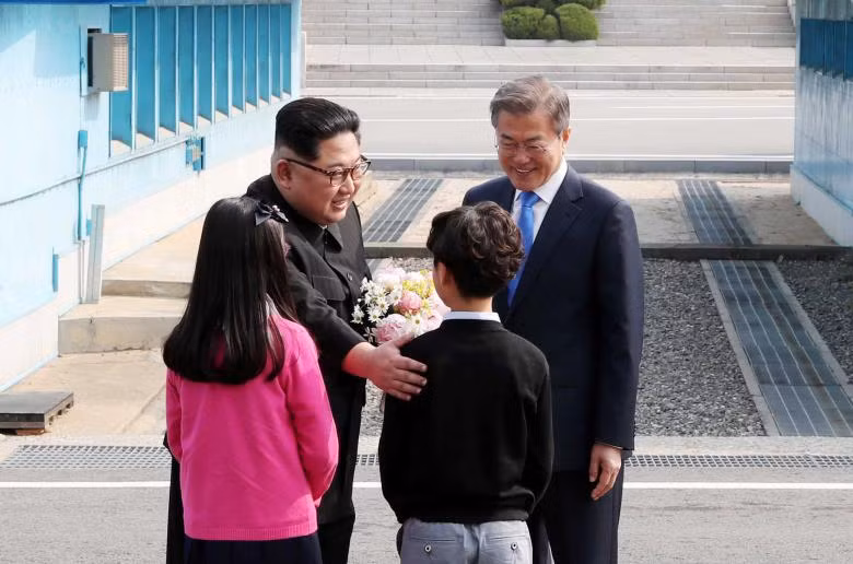 Toàn cảnh cuộc gặp lịch sử giữa Chủ tịch Triều Tiên Kim Jong Un và Tổng thống Hàn Quốc Moon Jae In ảnh 8