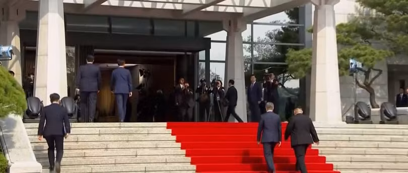 Toàn cảnh cuộc gặp lịch sử giữa Chủ tịch Triều Tiên Kim Jong Un và Tổng thống Hàn Quốc Moon Jae In ảnh 16