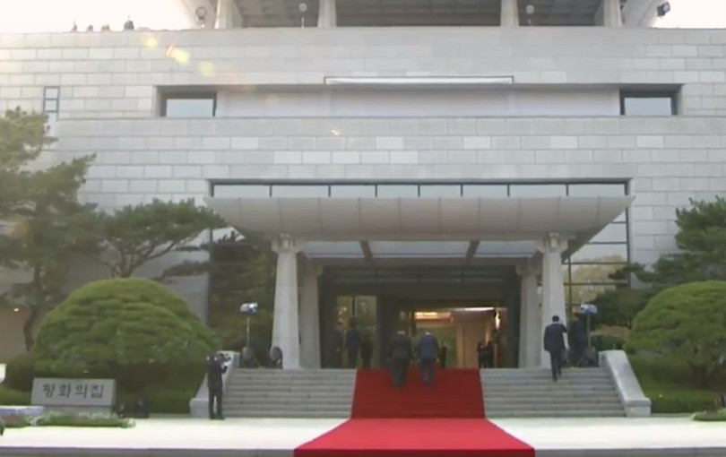 Toàn cảnh cuộc gặp lịch sử giữa Chủ tịch Triều Tiên Kim Jong Un và Tổng thống Hàn Quốc Moon Jae In ảnh 31