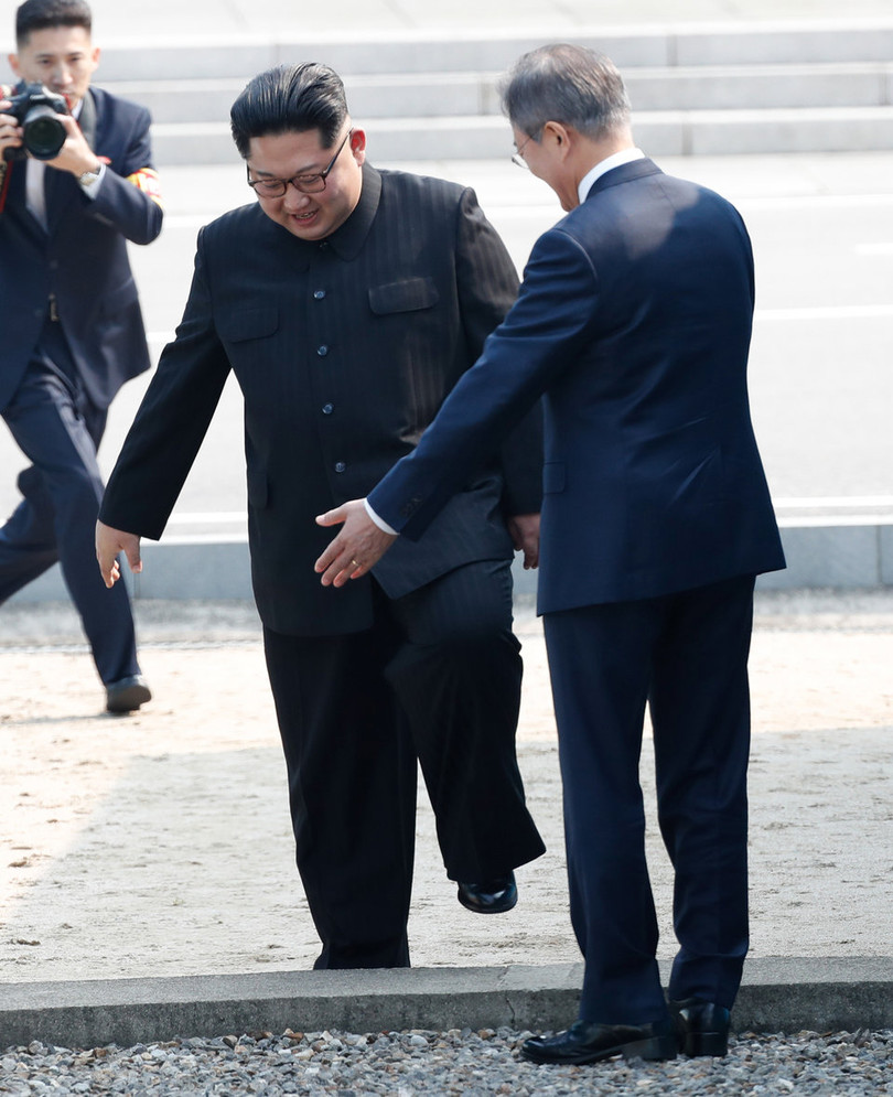 Toàn cảnh cuộc gặp lịch sử giữa Chủ tịch Triều Tiên Kim Jong Un và Tổng thống Hàn Quốc Moon Jae In ảnh 5