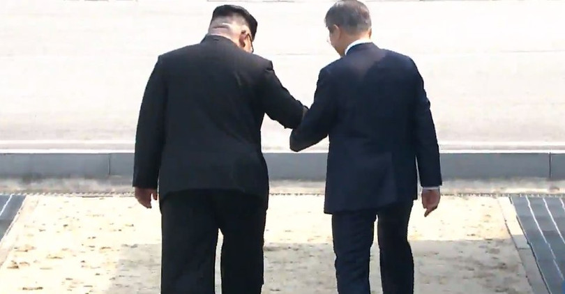 Toàn cảnh cuộc gặp lịch sử giữa Chủ tịch Triều Tiên Kim Jong Un và Tổng thống Hàn Quốc Moon Jae In ảnh 6