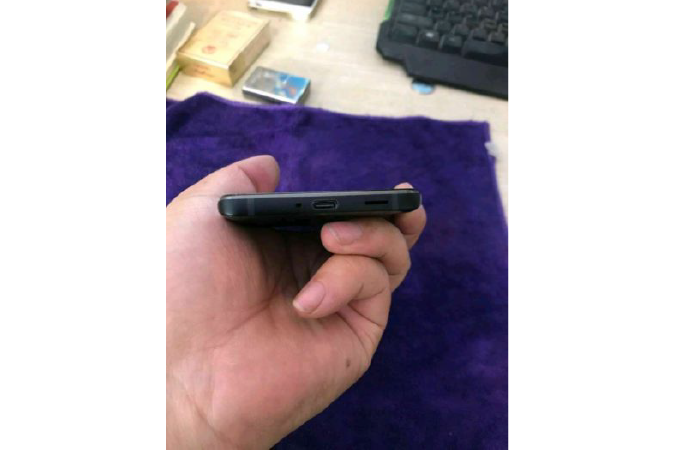 HTC U12+ lộ diện qua ảnh chụp trộm: thiết kế không ấn tượng ảnh 4