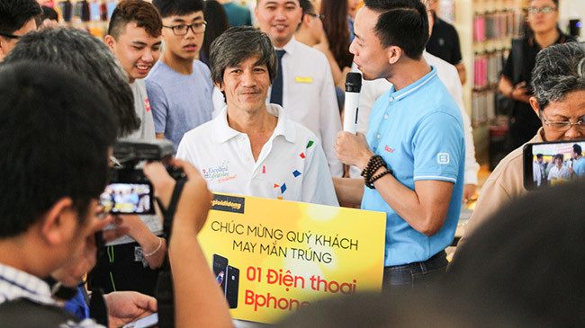 Người yêu công nghệ háo hức trải nghiệm Bphone tại Thế Giới Di Động ảnh 3