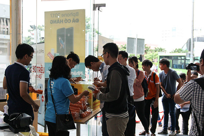 Người yêu công nghệ háo hức trải nghiệm Bphone tại Thế Giới Di Động ảnh 1