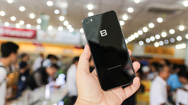 Người yêu công nghệ háo hức trải nghiệm Bphone tại Thế Giới Di Động ảnh 2