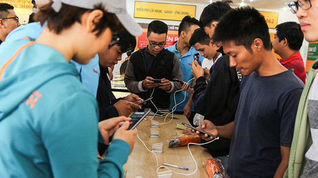 Người yêu công nghệ háo hức trải nghiệm Bphone tại Thế Giới Di Động ảnh 4