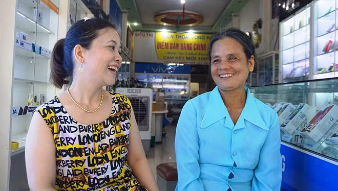 Chị chủ cửa hàng điện thoại và người phụ nữ đến mua thẻ cào (ảnh: báo Thanh Niên)