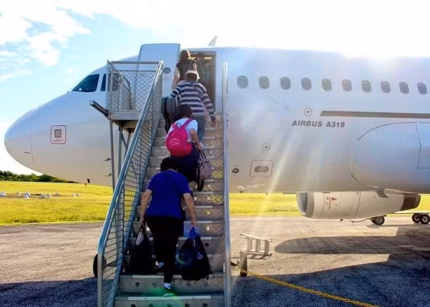 Những người Australia từng ở Vũ Hán kết thúc 14 ngày cách ly ở đảo Giáng Sinh lên máy bay về Sydney