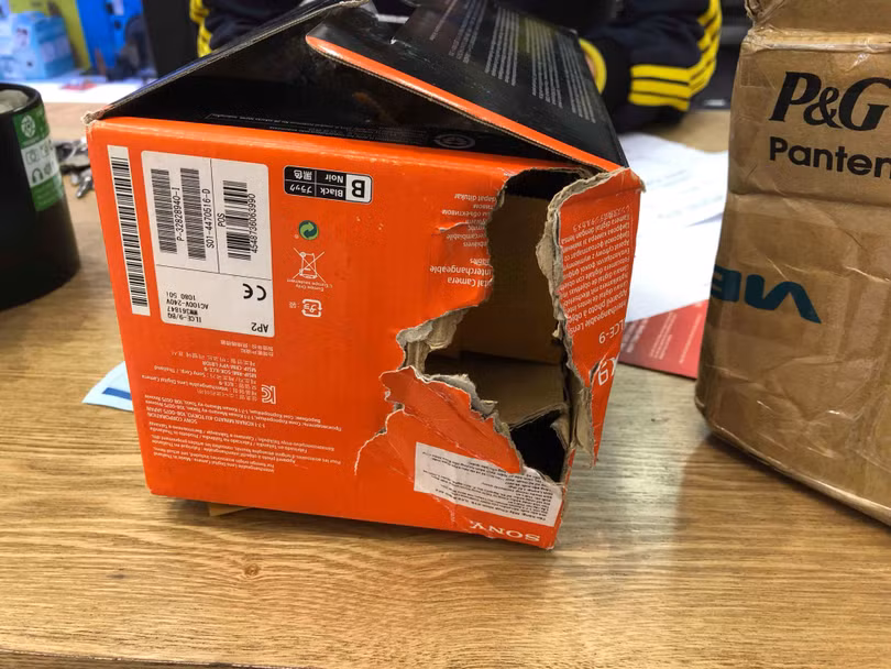 Gửi chuyển phát, bị móc trộm máy ảnh trị giá 106 triệu đồng ảnh 2