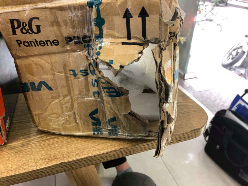 Gửi chuyển phát, bị móc trộm máy ảnh trị giá 106 triệu đồng ảnh 1