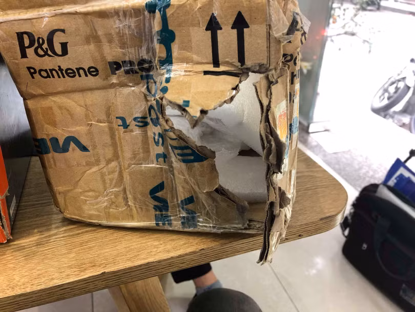 Gửi chuyển phát, bị móc trộm máy ảnh trị giá 106 triệu đồng ảnh 1