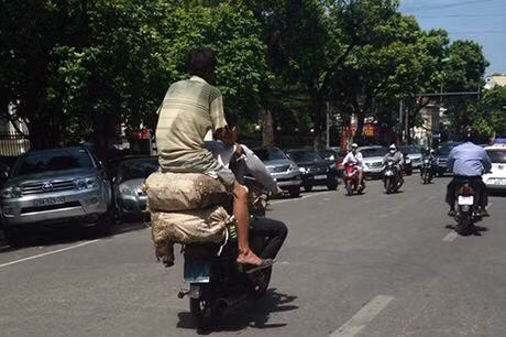 Cười đau bụng với "Người vận chuyển" phiên bản Việt Nam ảnh 9