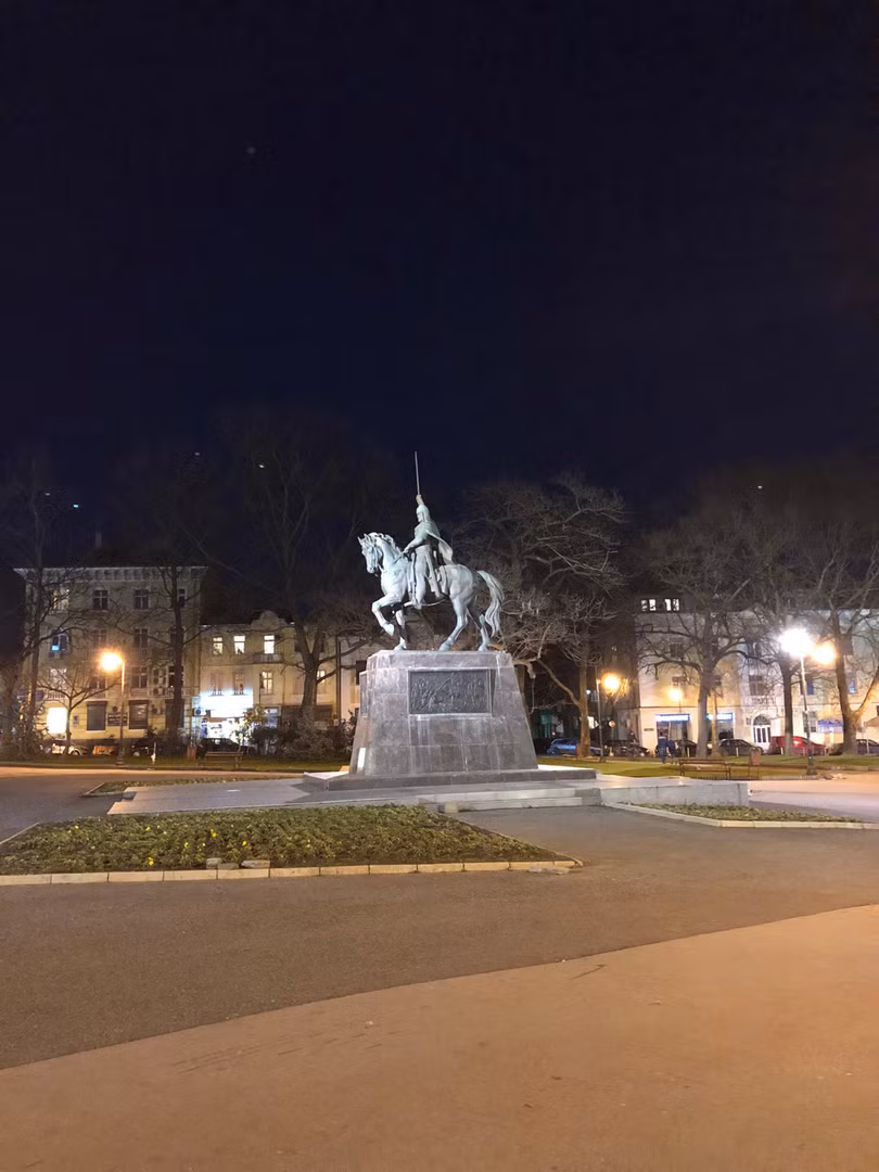 Chụp đêm với iPhone X, S9+, Pixel 2 XL và Note 8: Bạn thấy smartphone nào chụp đẹp hơn? ảnh 17