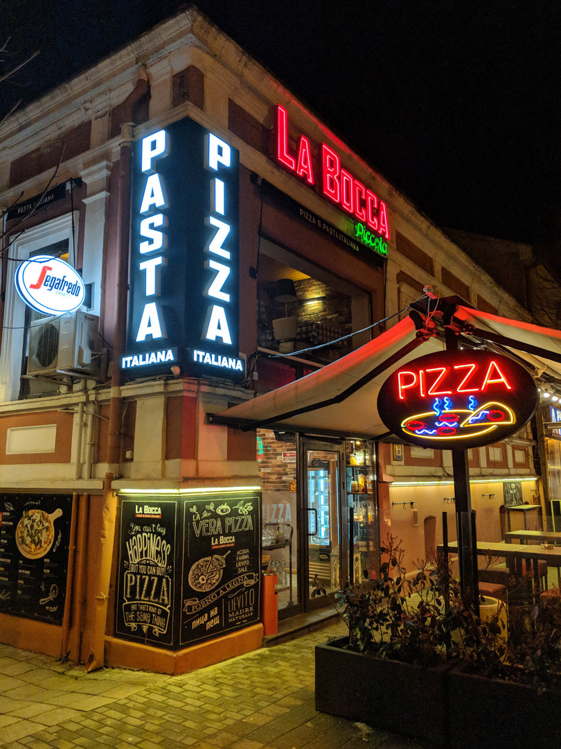 Chụp đêm với iPhone X, S9+, Pixel 2 XL và Note 8: Bạn thấy smartphone nào chụp đẹp hơn? ảnh 14