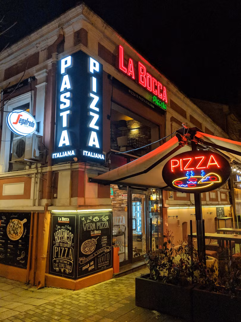 Chụp đêm với iPhone X, S9+, Pixel 2 XL và Note 8: Bạn thấy smartphone nào chụp đẹp hơn? ảnh 14