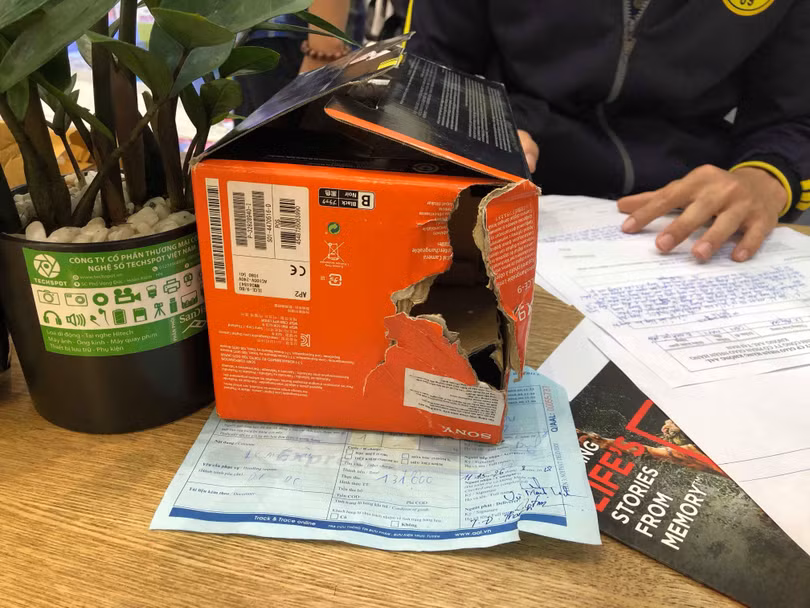 Hộp máy ảnh bị xé một góc (ảnh nhân vật cung cấp)