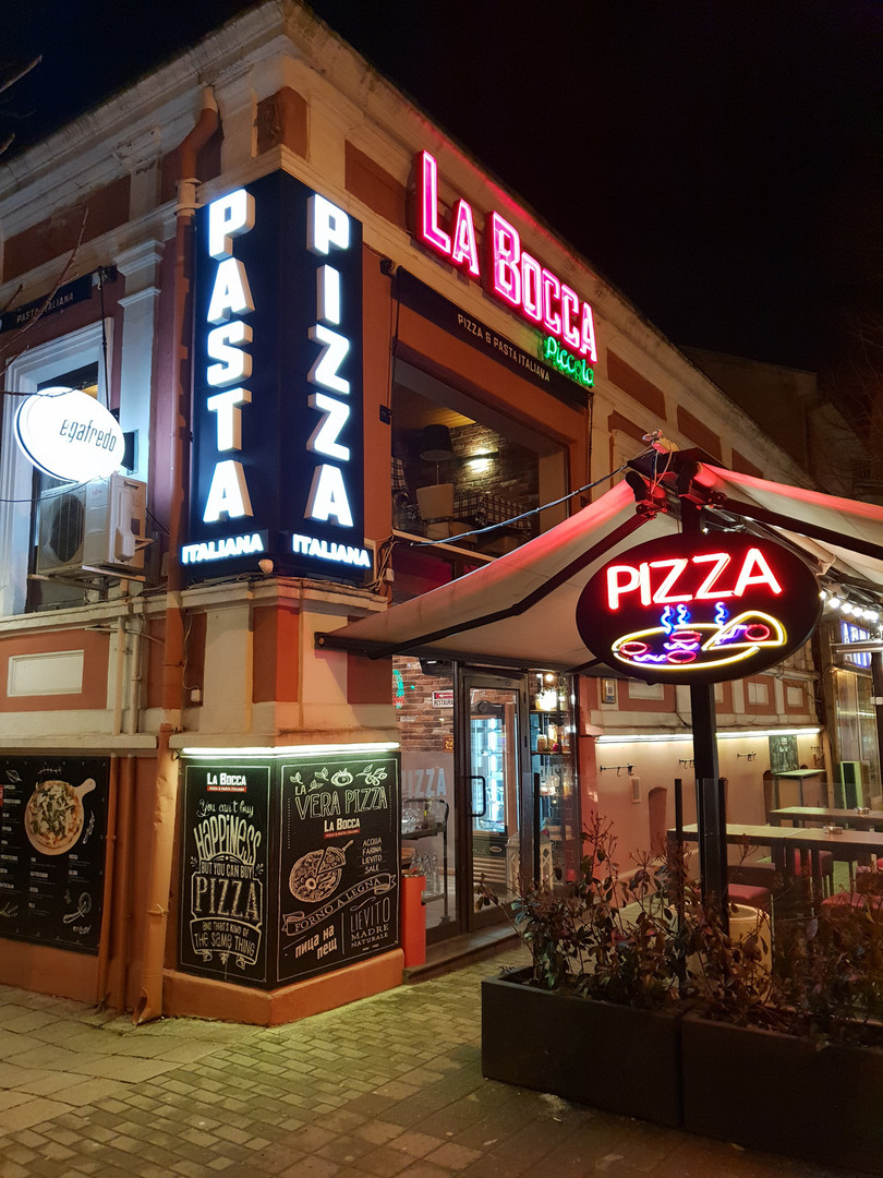 Chụp đêm với iPhone X, S9+, Pixel 2 XL và Note 8: Bạn thấy smartphone nào chụp đẹp hơn? ảnh 11