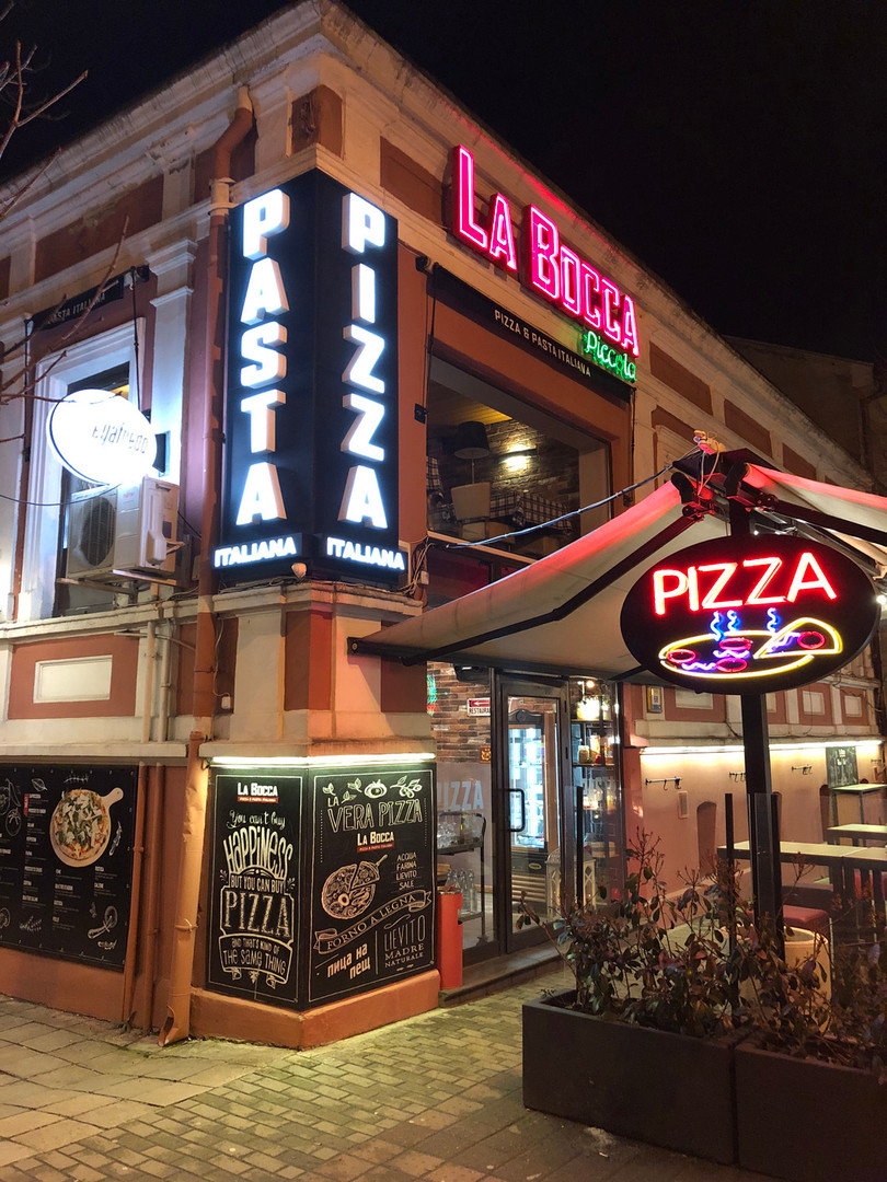 Chụp đêm với iPhone X, S9+, Pixel 2 XL và Note 8: Bạn thấy smartphone nào chụp đẹp hơn? ảnh 13