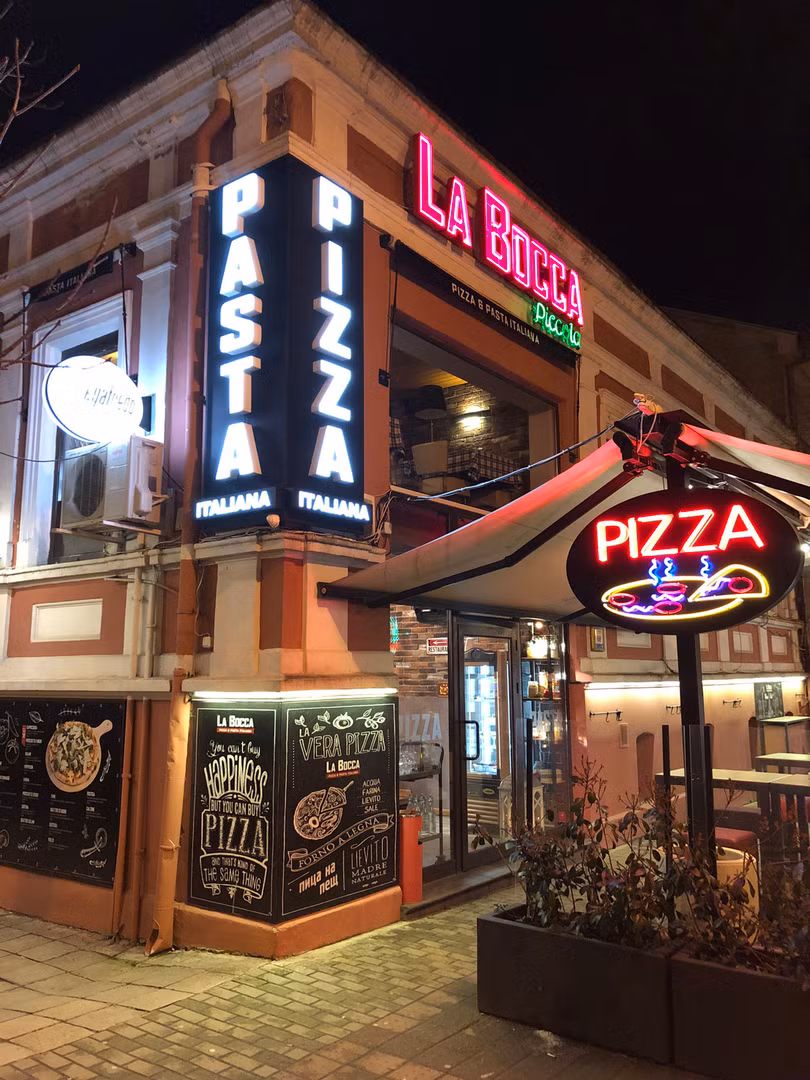 Chụp đêm với iPhone X, S9+, Pixel 2 XL và Note 8: Bạn thấy smartphone nào chụp đẹp hơn? ảnh 13