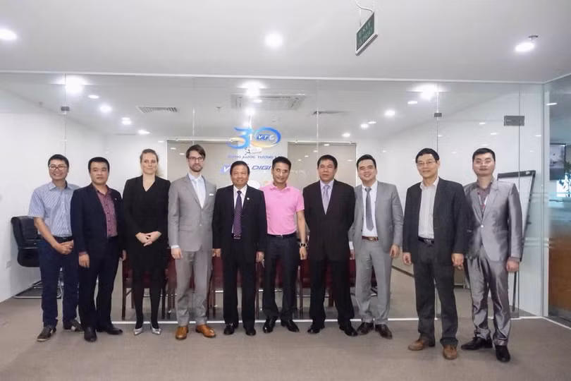 ông Nathaniel Jurist Gleicher, Giám đốc Chính sách An ninh mạng của Facebook (người thứ 4 từ trái sang) sẽ tham dự sự kiện do Hội Truyền thông số VN phối hợp với AmCham tổ chức