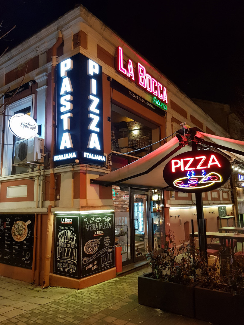 Chụp đêm với iPhone X, S9+, Pixel 2 XL và Note 8: Bạn thấy smartphone nào chụp đẹp hơn? ảnh 12