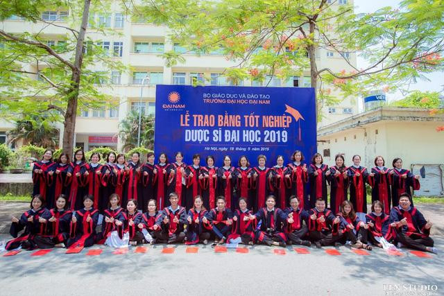 Sinh viên ngành Dược của Đại học Đại Nam chụp ảnh kỷ niệm tại lễ trao bằng tốt nghiệp năm 2019
